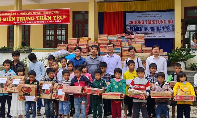 Trường Tiểu học thị trấn Chờ số 1 ủng hộ học sinh miền Trung