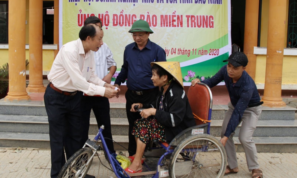 Hiệp hội Doanh nghiệp nhỏ và vừa Bắc Ninh chia sẻ khó khăn với người dân vùng lũ