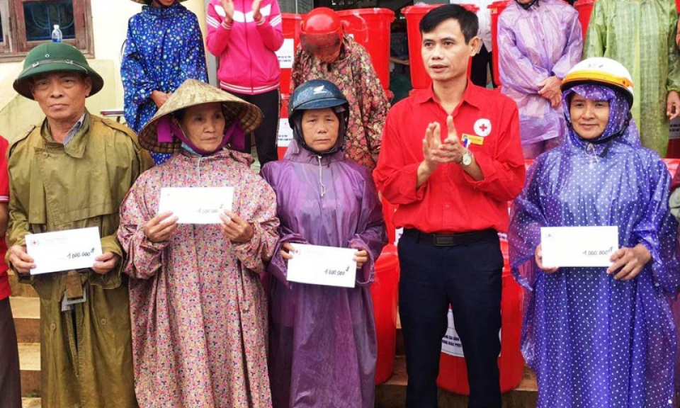 Tiếp nhận ủng hộ đồng bào miền Trung