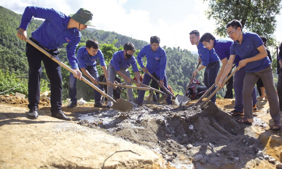 Đưa “con đường em đến trường”  đến với vùng cao