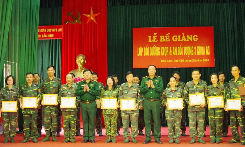Bế giảng lớp bồi dưỡng kiến thức quốc phòng và an ninh đối tượng 3, khóa 63