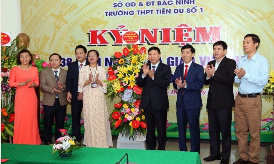 Lãnh đạo tỉnh thăm, chúc mừng các nhà giáo nhân Ngày Nhà giáo Việt Nam