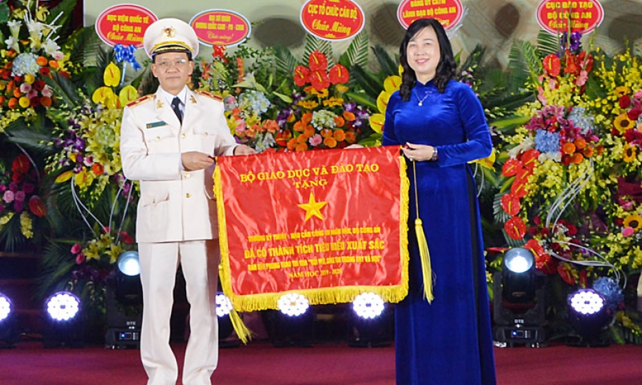 Bí thư Tỉnh ủy Đào Hồng Lan dự kỷ niệm 10 năm Ngày thành lập, kỷ niệm Ngày Nhà giáo Việt Nam và khai giảng năm học 2020-2021 tại Trường Đại học Kỹ thuật-Hậu cần Công an nhân dân