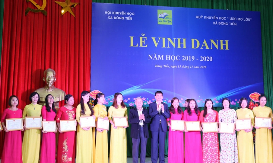 Đông Tiến (Yên Phong) vinh danh giáo viên, học sinh xuất sắc