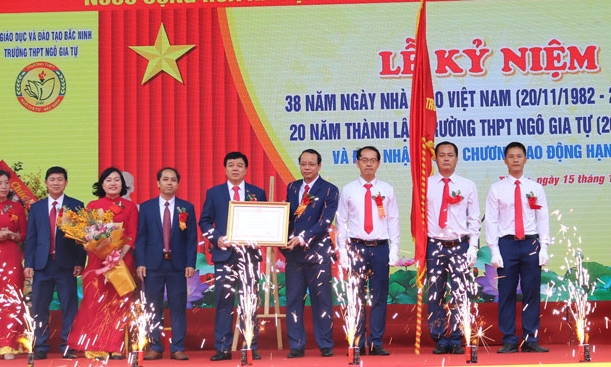 Trường THPT Ngô Gia Tự đón nhận Huân chương Lao động hạng Ba