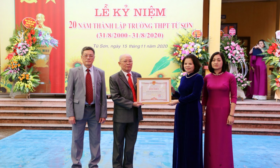Chủ tịch UBND tỉnh Nguyễn Hương Giang dự Lễ Kỷ niệm 20 năm thành lập Trường THPT Từ Sơn