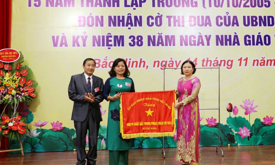 Trường Trung cấp Kinh tế Kỹ thuật Công thương -CCI nhận Cờ thi đua của UBND tỉnh