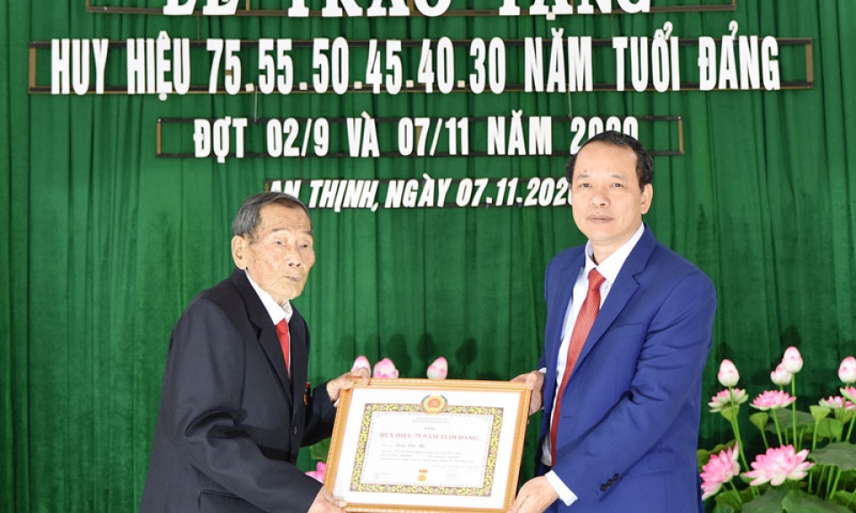 Phó Bí thư Thường trực Tỉnh ủy, Chủ tịch HĐND tỉnh Nguyễn Quốc Chung trao Huy hiệu Đảng tại Lương Tài