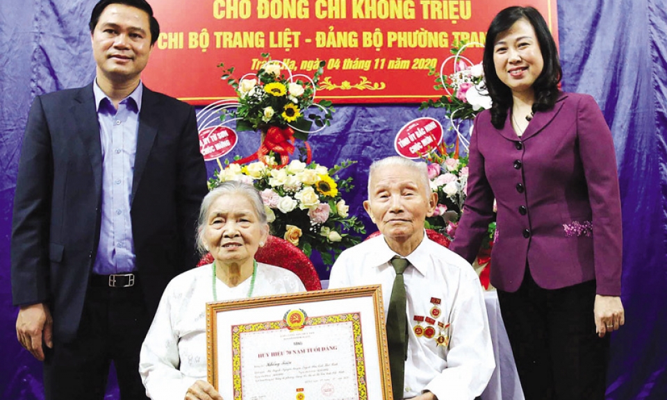Các đồng chí lãnh đạo tỉnh dự, trao Huy hiệu Đảng tại cơ sở