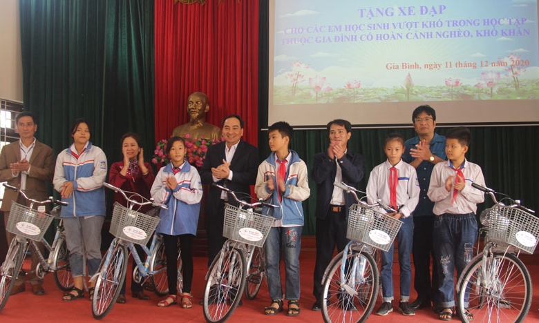 Điện lực Gia Bình:  Tặng xe đạp cho các em học sinh vượt khó trong học tập
