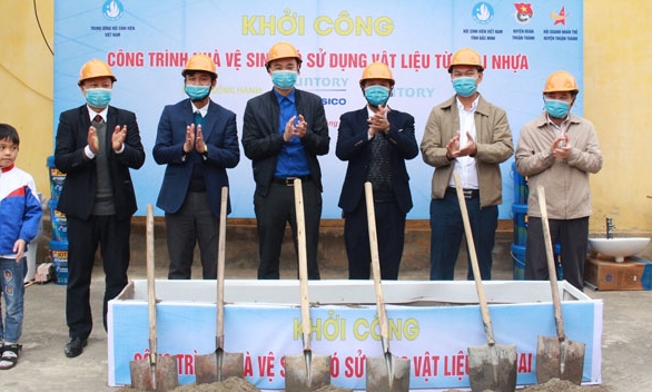 Khởi công công trình nhà vệ sinh có sử dụng vật liệu từ chai nhựa
