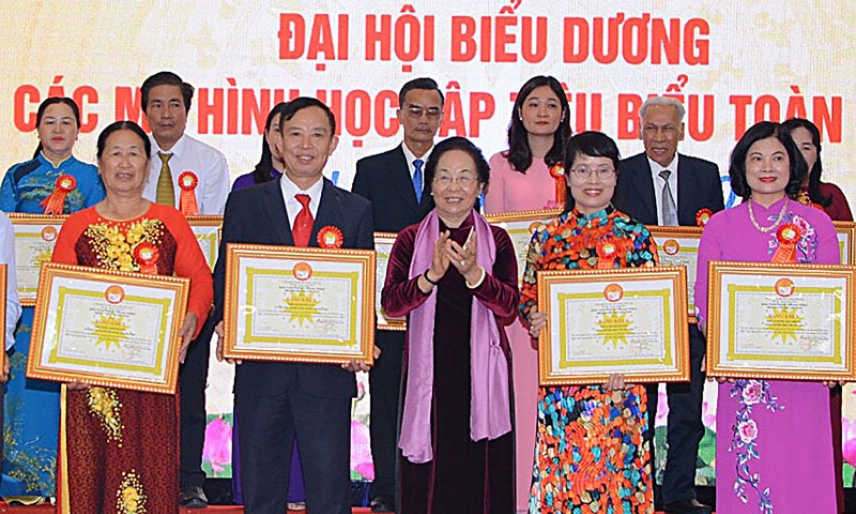 Dòng họ Nguyễn Xuân thi đua  khuyến học, khuyến tài