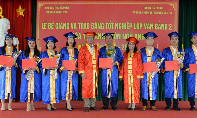 Trao bằng Cử nhân Ngành ngôn ngữ Anh, khóa I