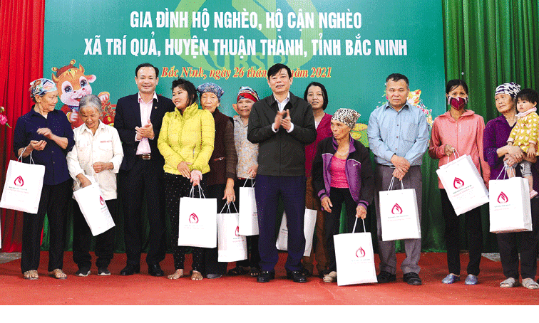 Ngân hàng Chính sách xã hội tỉnh tặng quà tết cho hộ nghèo, gia đình chính sách