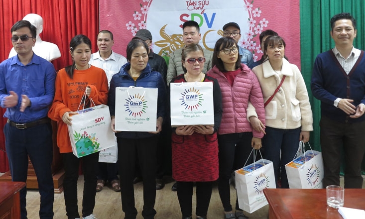 Gần 300 suất quà tết cho người mù