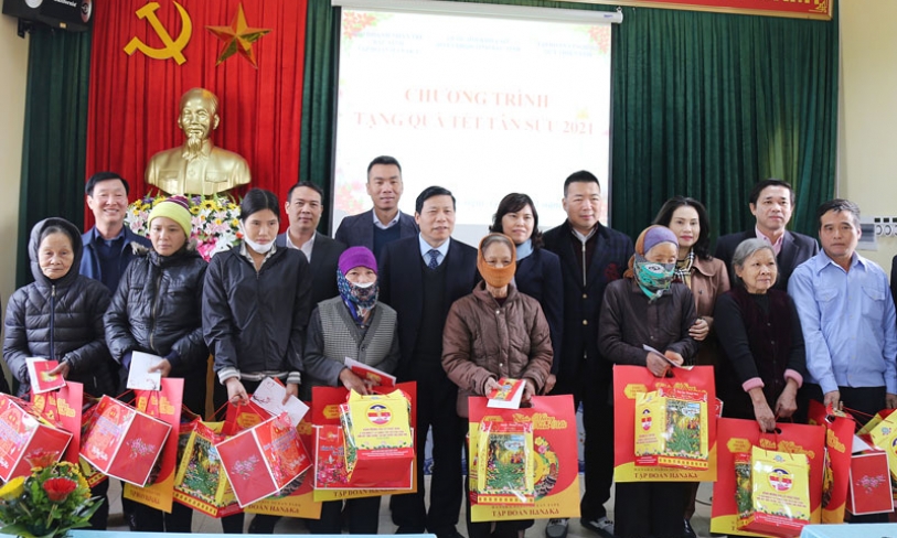 Đoàn Đại biểu Quốc hội tỉnh tặng 58 suất quà cho hộ nghèo huyện Thuận Thành