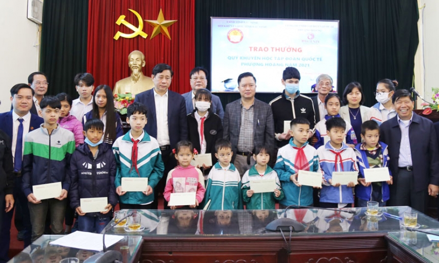 Tập đoàn Quốc tế Phượng Hoàng trao thưởng Quỹ khuyến học năm 2021