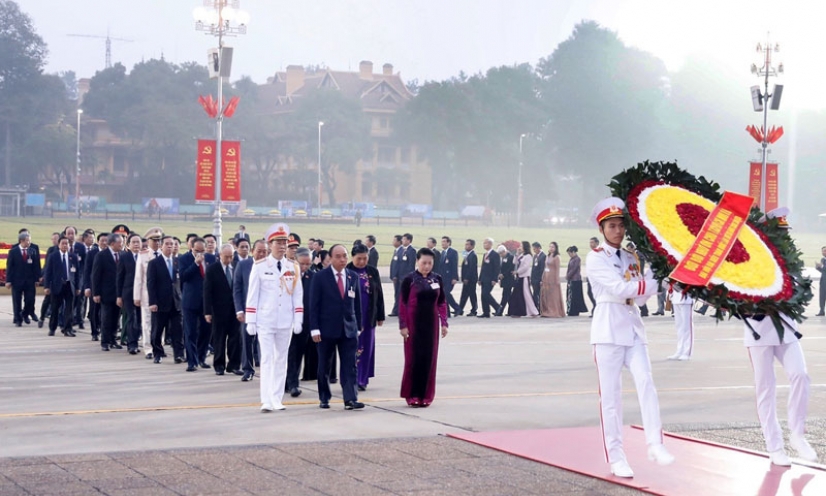 Đoàn đại biểu dự Đại hội XIII vào Lăng viếng Chủ tịch Hồ Chí Minh