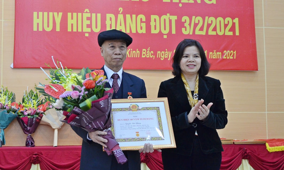 Phó Bí thư Tỉnh ủy, Chủ tịch UBND tỉnh Nguyễn Hương Giang dự, trao Huy hiệu Đảng tại thành phố Bắc Ninh
