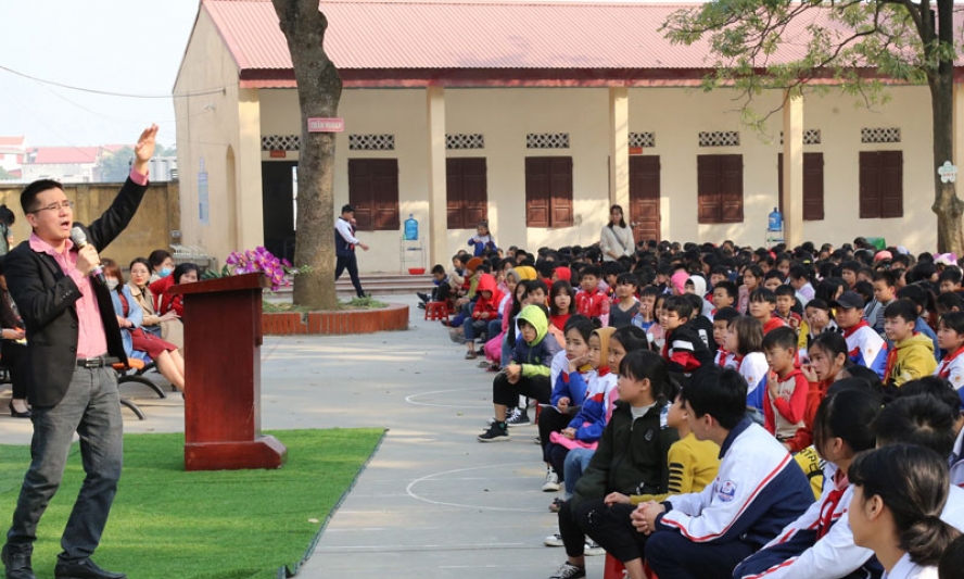 Truyền cảm hứng văn hóa đọc đến học sinh Đông Tiến