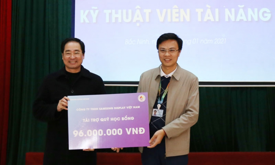 Trao chứng nhận “Học bổng kỹ thuật viên Samsung tài năng”