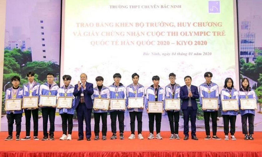Khen thưởng 2 dự án giành  Huy chương Vàng cuộc thi Olympic Khoa học trẻ Quốc tế 2020