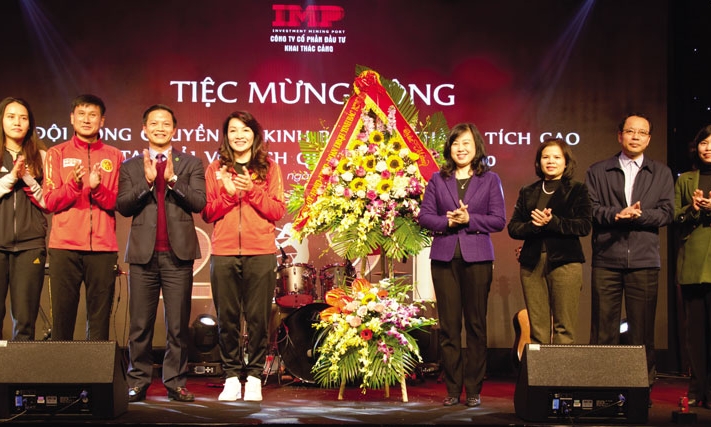 Mừng công đội bóng chuyền nữ Kinh Bắc