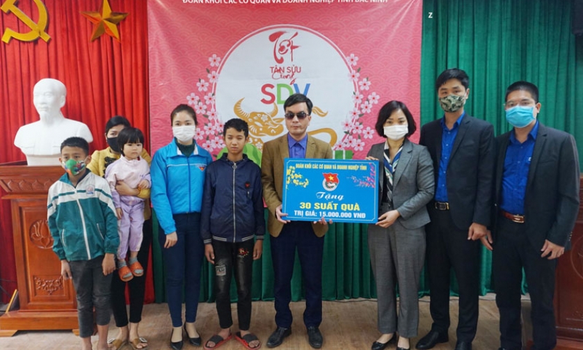 Tặng quà người khiếm thị hoàn cảnh khó khăn