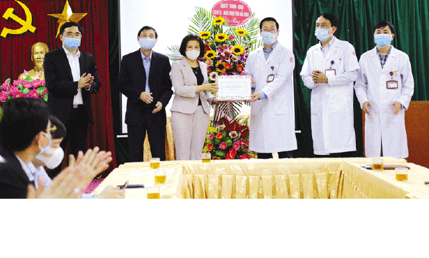 Chủ tịch UBND tỉnh  chúc mừng các thầy thuốc Trung tâm Y tế huyện Quế Võ