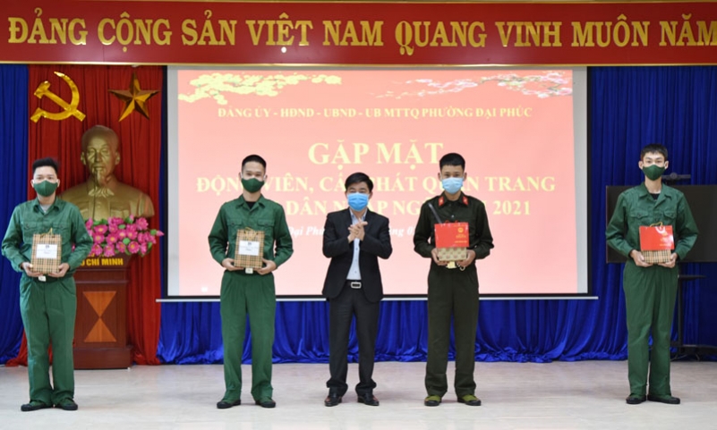Cấp phát quân trang, gặp mặt động viên công dân sẵn sàng nhập ngũ