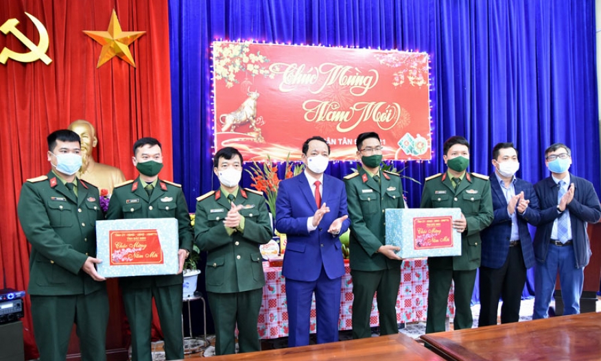 Phó Bí thư Thường trực Tỉnh ủy, Chủ tịch HĐND tỉnh Nguyễn Quốc Chung chúc Tết các đơn vị thuộc Bộ CHQS tỉnh và Công an tỉnh
