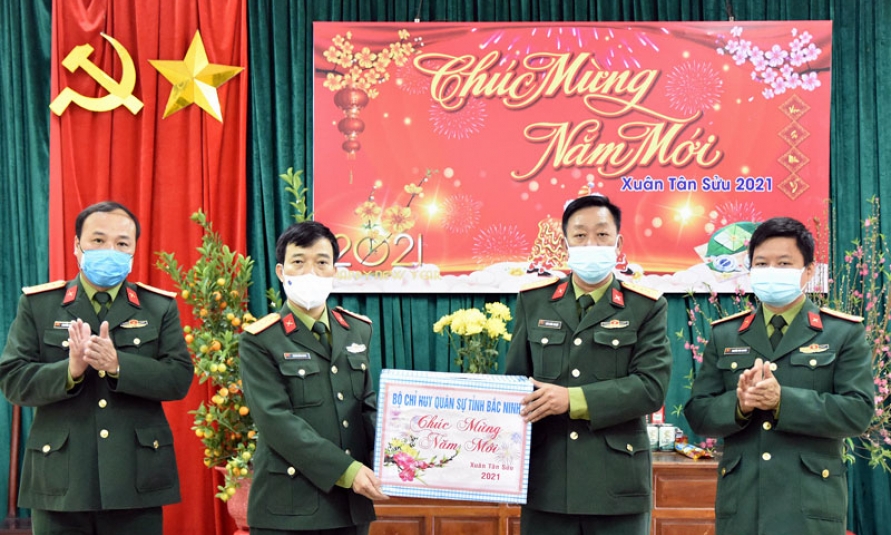 Lãnh đạo Bộ CHQS tỉnh chúc Tết cán bộ, nhân viên làm nhiệm vụ tại khu cách ly tập trung của tỉnh