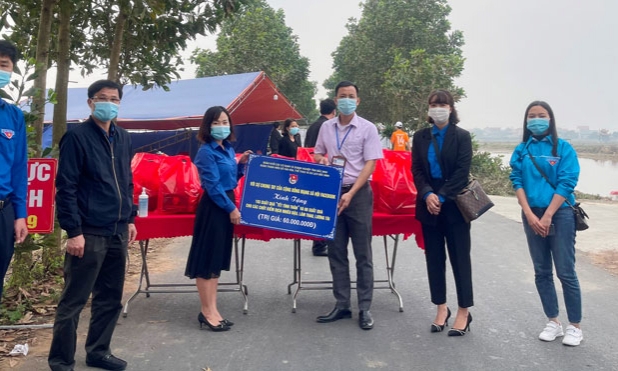Tặng hơn 200 suất quà Tết xã Lâm Thao