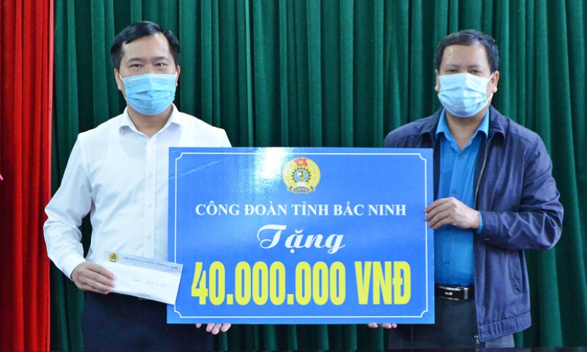 Trao hỗ trợ các đơn vị tuyến đầu phòng, chống dịch COVID -19 tại huyện Thuận Thành và Lương Tài