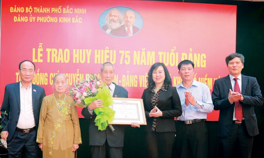 Thường trực Tỉnh ủy trao Huy hiệu Đảng cho đảng viên đợt 3-2