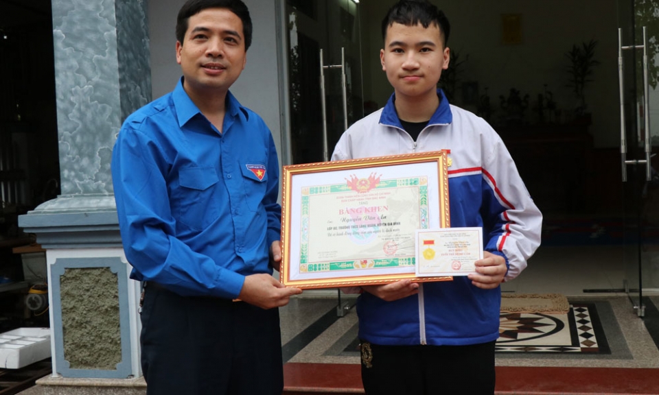Trao Huy hiệu “Tuổi trẻ dũng cảm” cho học sinh