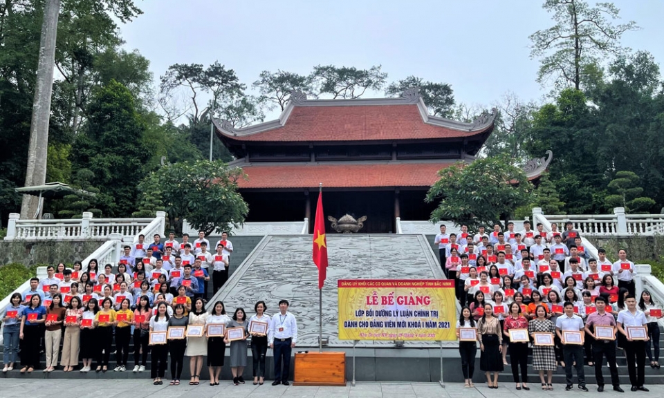 Bế giảng Lớp bồi dưỡng lý luận chính trị cho đảng viên mới