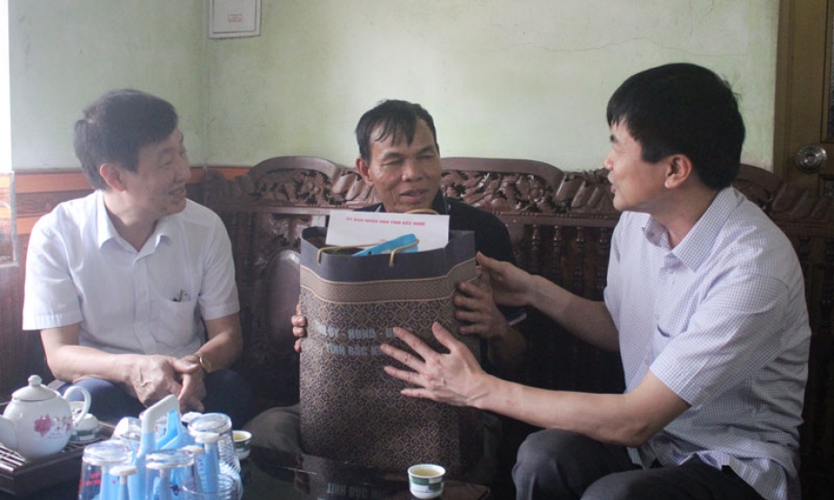 Thăm, tặng quà nạn nhân, gia đình nạn nhân bị tai nạn lao động