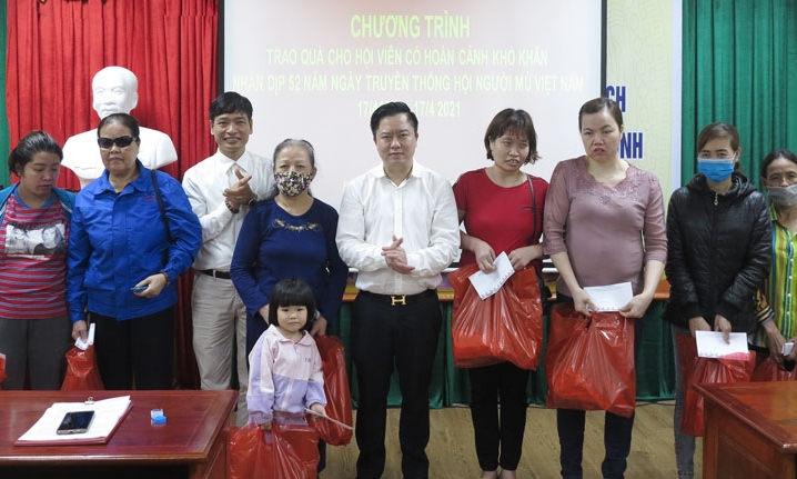 Tặng 100 suất quà cho người khiếm thị hoàn cảnh khó khăn