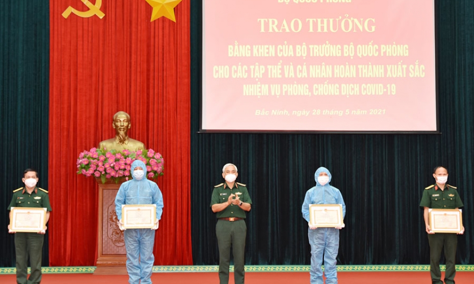 Bộ Quốc phòng khen thưởng lực lượng phòng, chống dịch COVID-19