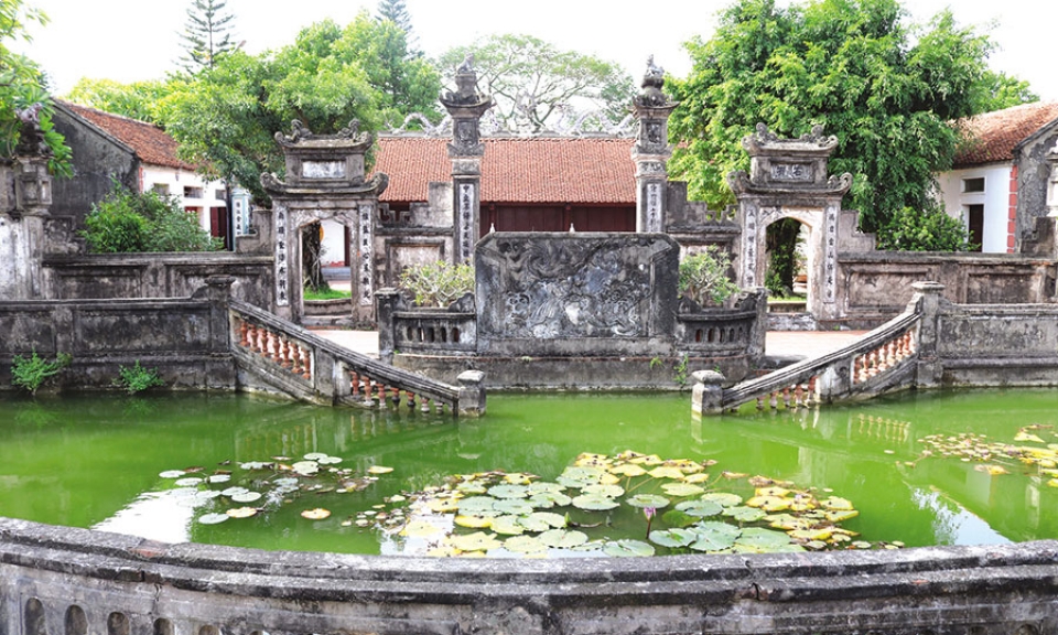 Về miền tranh điệp