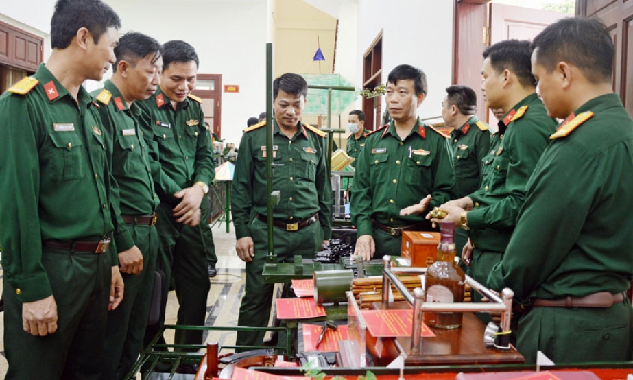 Đẩy mạnh nghiên cứu sáng kiến, cải tiến mô hình học cụ huấn luyện