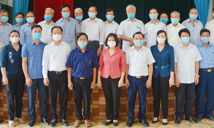 Phó Bí thư Tỉnh ủy, Chủ tịch UBND tỉnh Nguyễn Hương Giang dự sinh hoạt Chi bộ tại huyện Gia Bình