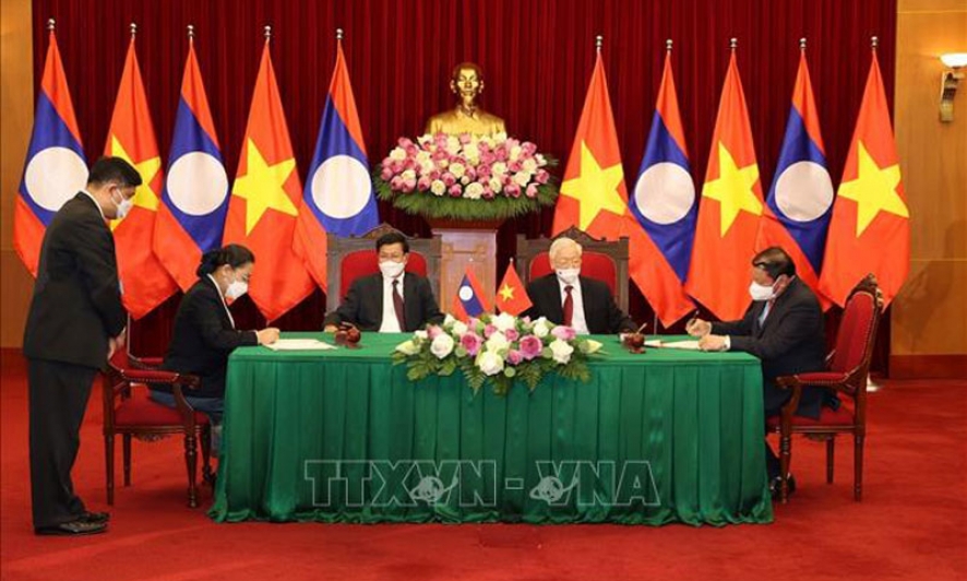 Tổng Bí thư Nguyễn Phú Trọng và Tổng Bí thư, Chủ tịch nước Lào chứng kiến Lễ ký kết văn kiện hợp tác giữa Việt Nam-Lào