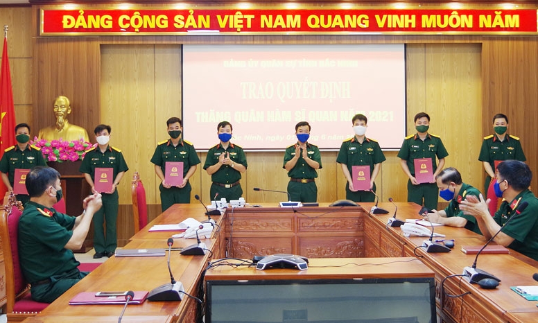 Trao quyết định thăng quân hàm sĩ quan