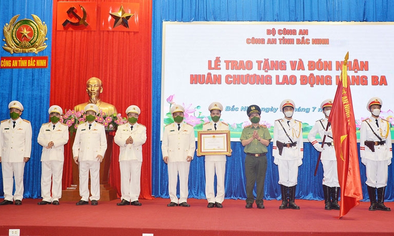 Công an tỉnh đón nhận Huân chương Lao động hạng Ba