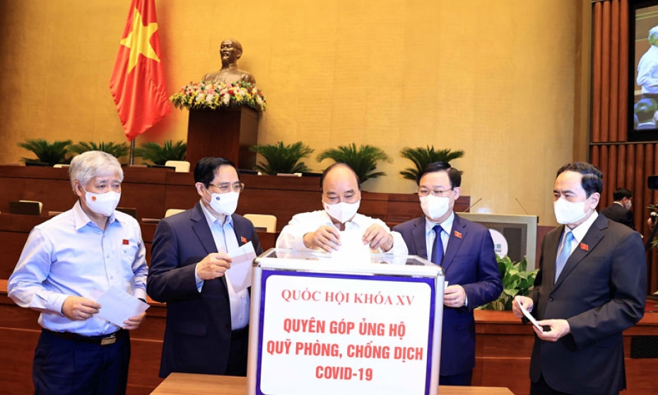 Các đại biểu Quốc hội quyên góp ủng hộ Quỹ phòng, chống dịch COVID-19