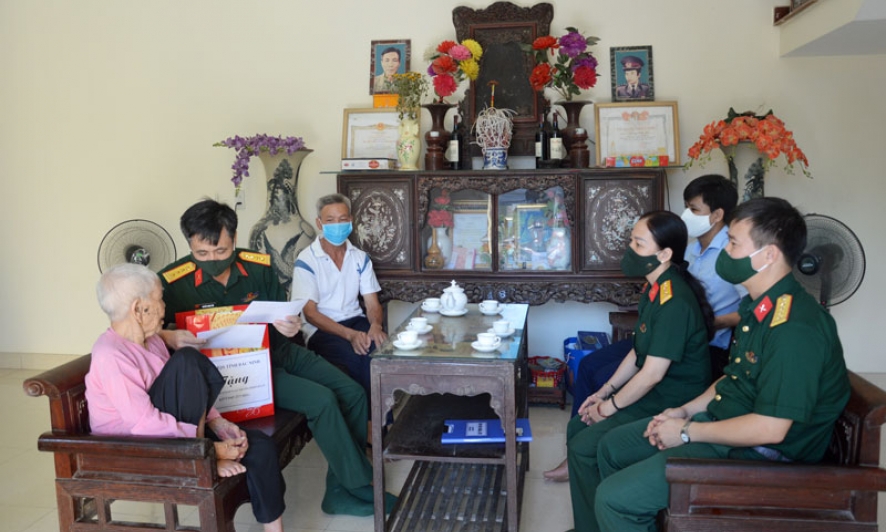 Bộ CHQS tỉnh thăm Mẹ Việt Nam Anh hùng