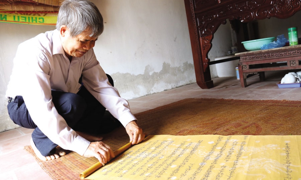 Miệt mài “đãi cổ tìm vàng”