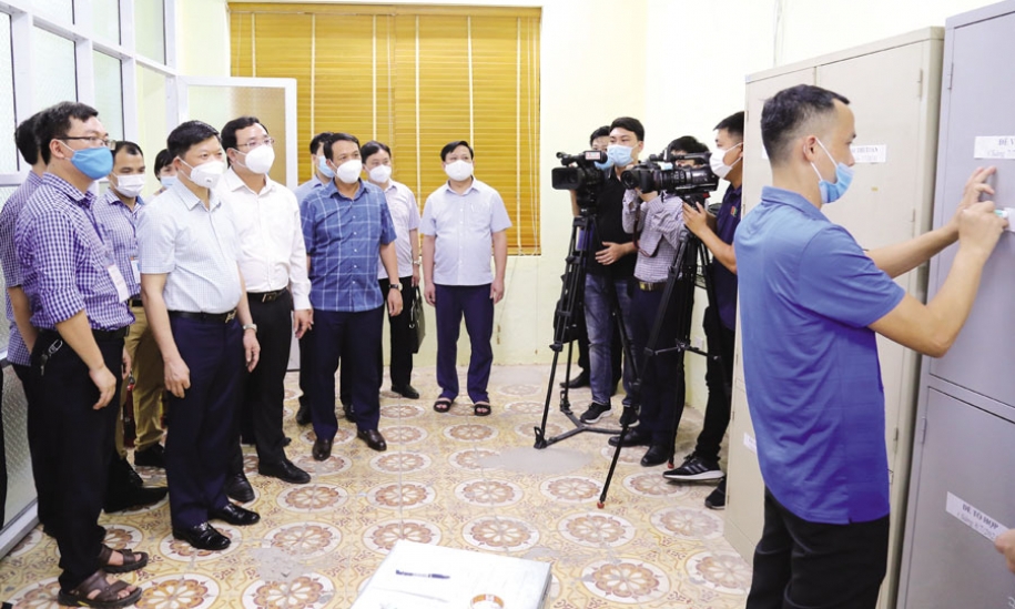 Các đồng chí lãnh đạo tỉnh thăm, động viên cán bộ làm thi và thí sinh trước kỳ thi tốt nghiệp THPT